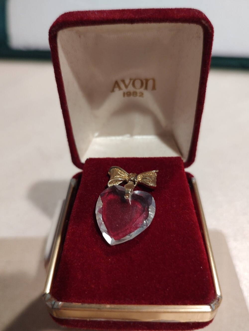 Vintage Avon lead crystal heart bow pin Presidents Challenge 1982 Original Box